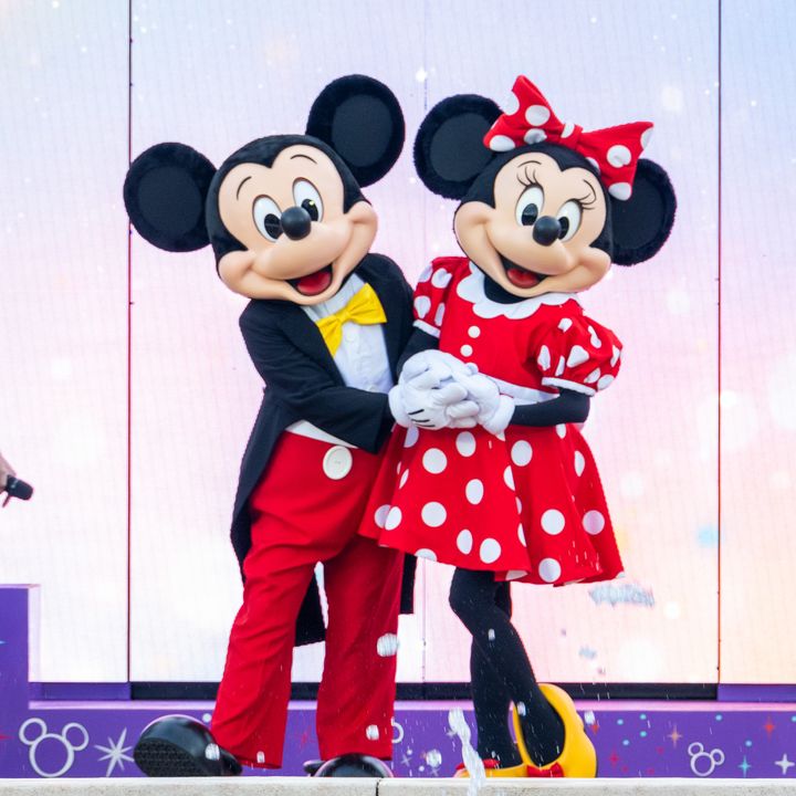 燕尾服姿の「ミッキーマウス」と赤い水玉ワンピースの「ミニーマウス」