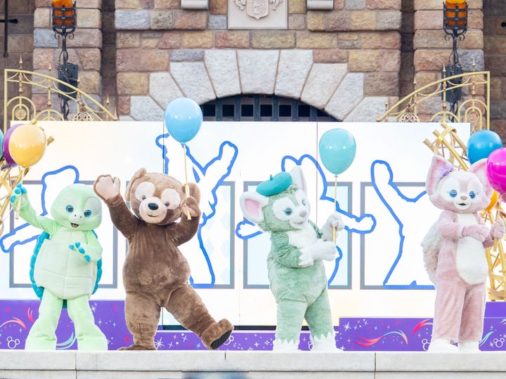 風船を持って登場する「ダッフィー＆フレンズ」