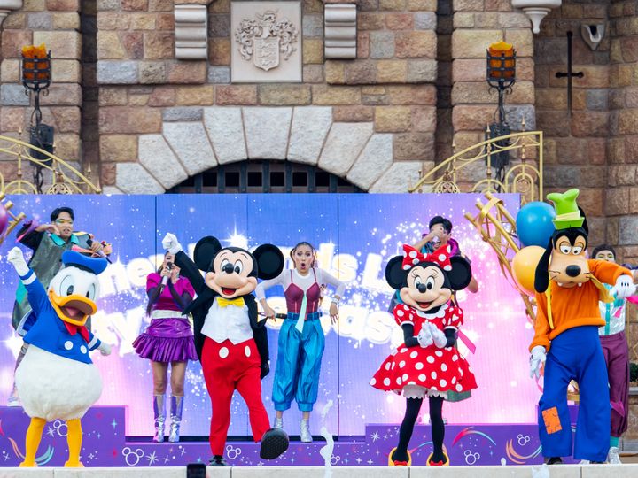 スタンダードコスチュームで登場する「ミッキー＆フレンズ」