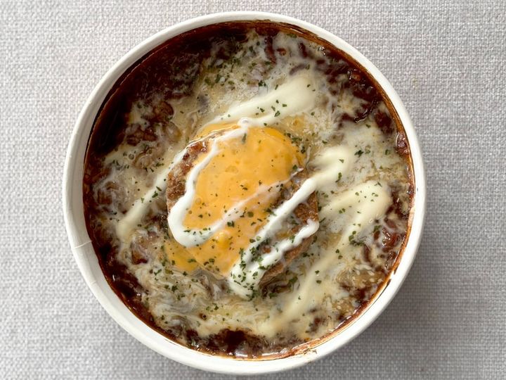 大人気の“あれ”がど～ん！【ファミマ】の新商品は濃厚ソースに大満足