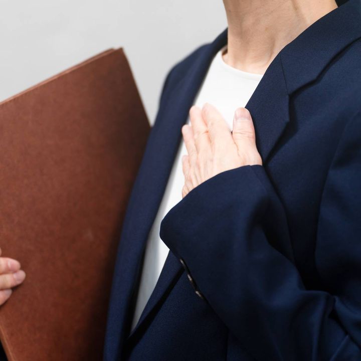 胸に手を置く人