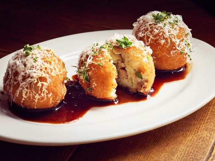 渋谷『ビストロ ミートマン』の「イベリコ豚とモッツァレラチーズのコロッケ」