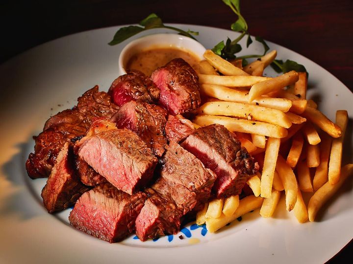 恵比寿『グリル＆ワイン ダンヴィーヴァ』の「北海道産 国産牛 サーロイン」