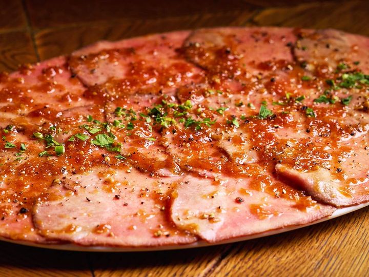 渋谷『ビストロ ミートマン』の「低温調理した牛タンのカルパッチョ」