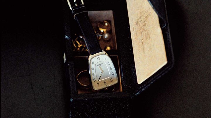 〈スマイソン〉のカフリンクボックスに入った〈エルメス〉の「ギャロップ ドゥ エルメス」