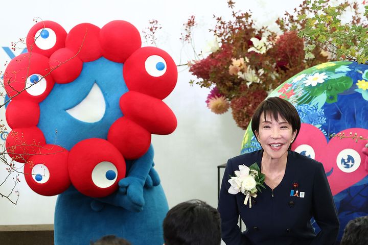 高市早苗首相とミャクミャク（2025年11月02日撮影、時事通信）