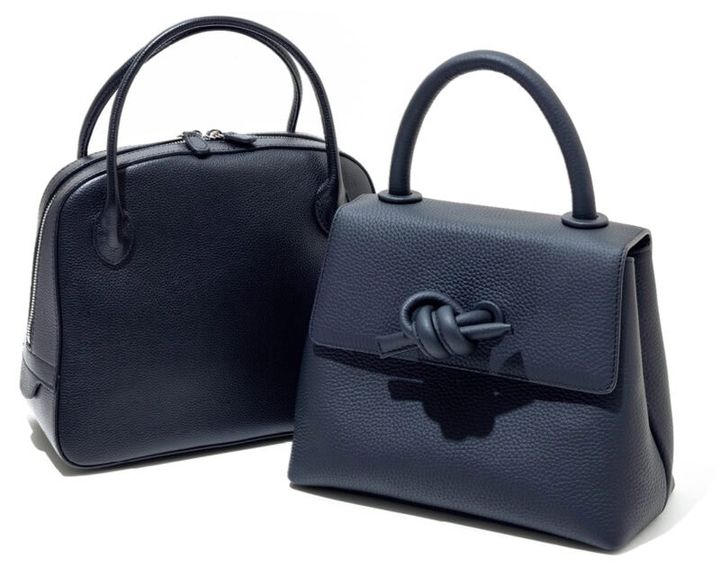 かちっとしたクラシカルなタイプが最適。レザーもOK。右から_バッグ5万6100円（ヴァジック／ヴァジックジャパン） バッグ7万9200円（メゾン カナウ／ヤマニ）