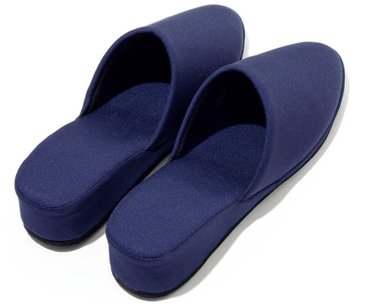 身長をヒールの分だけ底上げ。パタパタせず、姿勢もよく見えてフォーマル感もアップ。スリッパ2295円（ハッピークローバー）