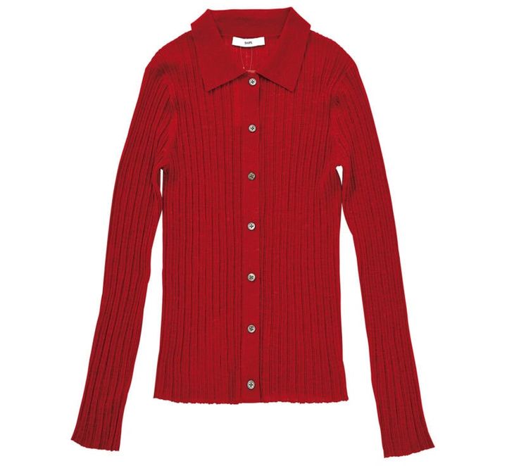 縦のリブは華奢見え効果にも優れる。カーディガン￥19,800（シップス／シップス インフォメーションセンター）