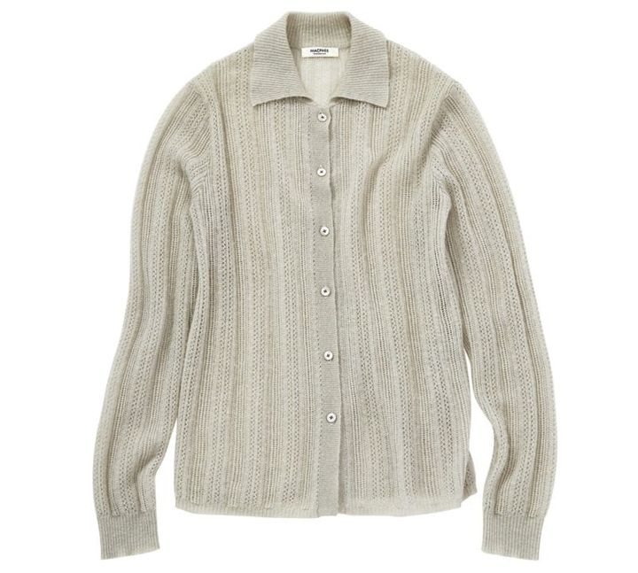 ふわふわとした起毛感のあるレースニットでほんのり女性らしさが漂う。カーディガン￥23,100（マカフィー／トゥモローランド）