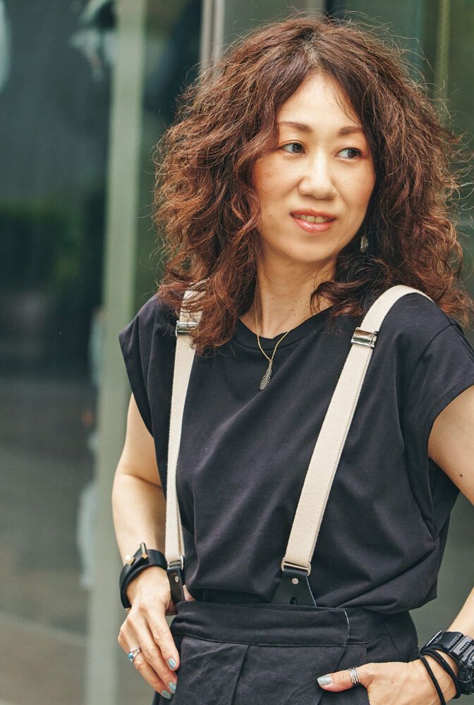 「ミュラーオブヨシキクボ」のワイドリネンパンツは、実はサスペンダーつき