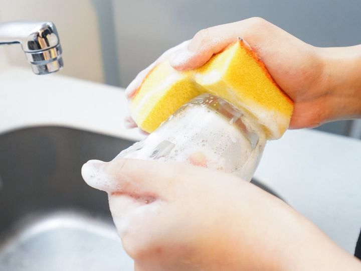 毎日のように使うキッチンスポンジ。寿命は意外と分かりにくいものです。今回は、キッチンスポンジの交換時と、使い古したキッチンスポンジを家事の中で再利用する方法11選をまとめてご紹介します。