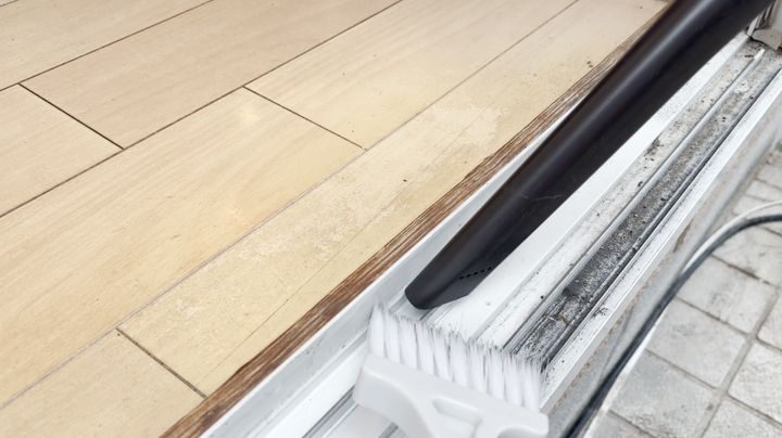 掃除機とブラシで砂やゴミを取り除く