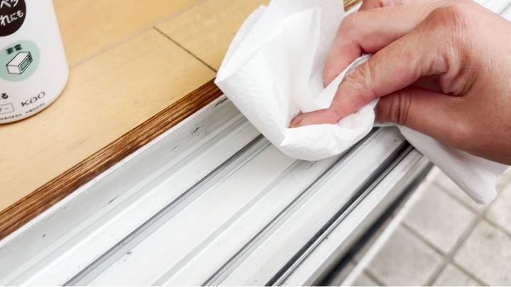 キッチンペーパーで乾拭きをする