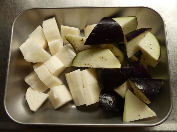 お家飲みにぴったり！「手羽中とナスのアヒージョ」