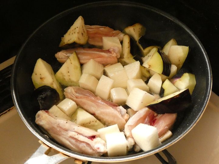 お家飲みにぴったり！「手羽中とナスのアヒージョ」