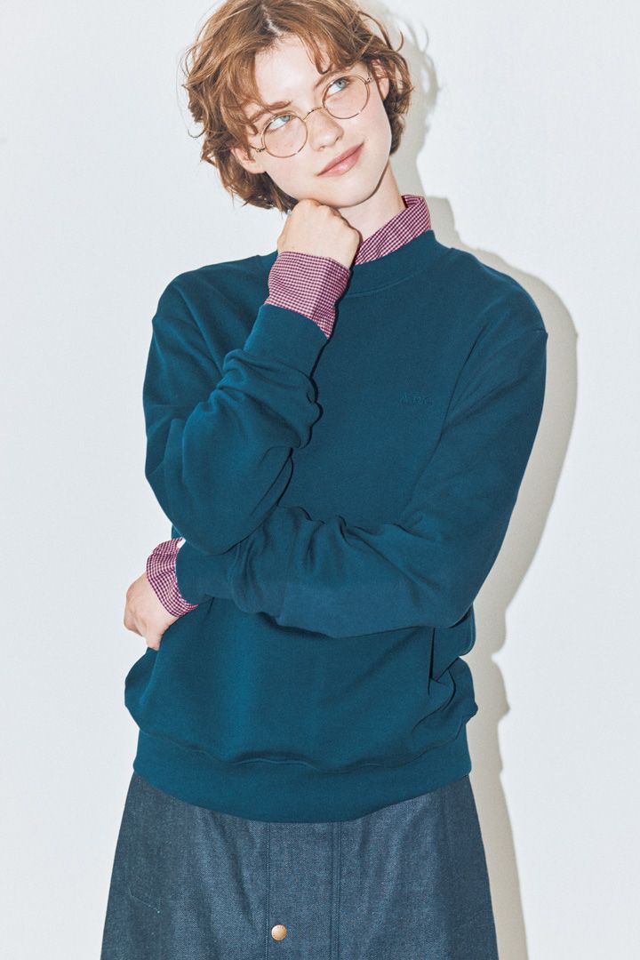 カジュアルな装いでも知的に見えるネイビー。この秋挑戦したいコーデ6選