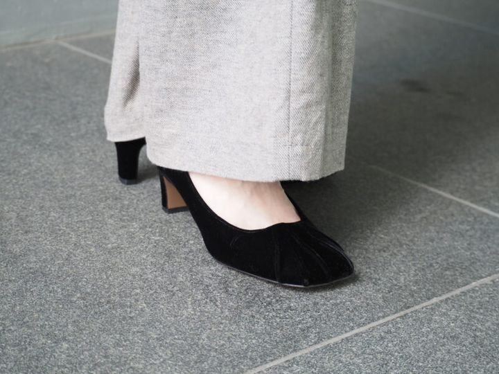 オーエのベロアパンプス
