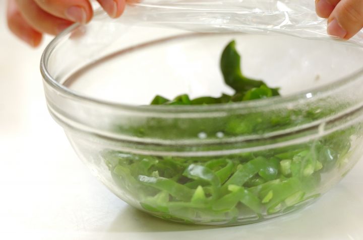 簡単味付け！ピーマンと塩昆布のレンジ和えの作り方1