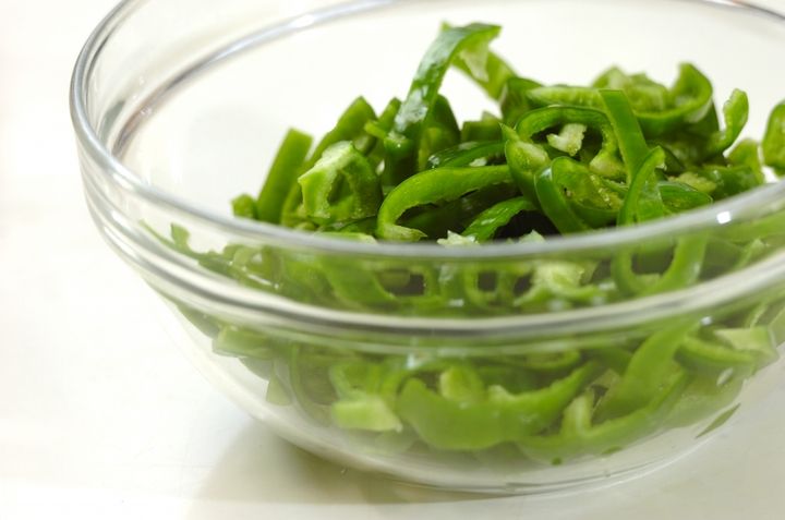 簡単味付け！ピーマンと塩昆布のレンジ和えの下準備1