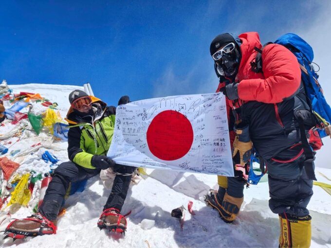 エベレスト山頂で、ガイドのアンゲル・シェルパさんと（写真提供・市川高詩さん）