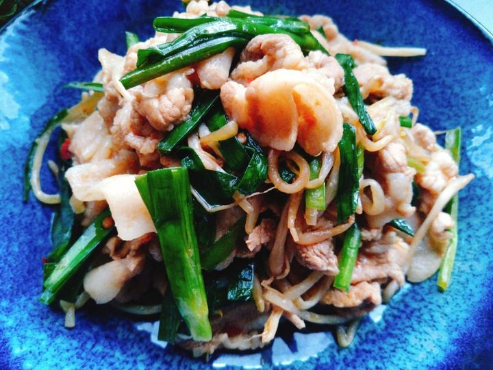 もやしシャキッとが美味しさのポイント！豚もやしニラの炒め物