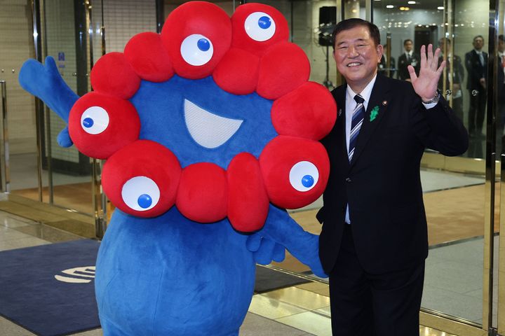 石破茂首相（右、当時）と、大阪・関西万博公式キャラのミャクミャク（2025年4月12日、時事）