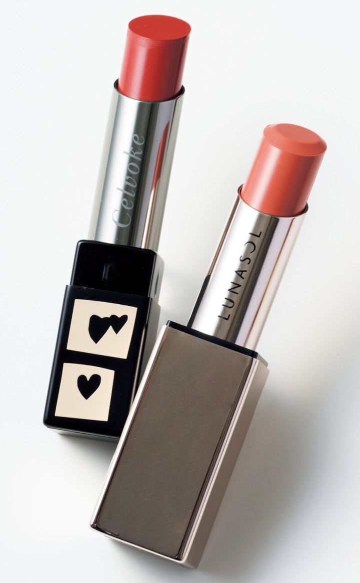 （右）洗練されたオレンジベージュ。密着性が高く、色とツヤが長持ちする。ルナソル フュージングカラーリップス 10 ￥4,620／カネボウ化粧品 （左）ゴールドパールがきらめく、優しいピンクベージュ。セルヴォーク リベレイティッド マット リップス N 01￥3,960（セット価格）／セルヴォーク