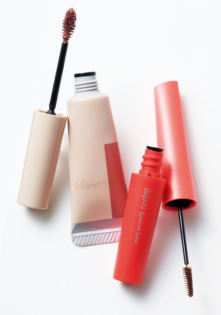 （右）こなれて見えるピンクブラウン。極小サイズのブラシだから、肌につかず毛にだけ色がつく。デジャヴュ アイブロウカラー 5 ￥880／イミュ （左）柔らかいピンクベージュ。高発色なのに、お湯で落とせるフィルムタイプ。ヴィセ フラッフデザイン アイブロウカラー BR-4 ￥1,100（編集部調べ）／コーセー