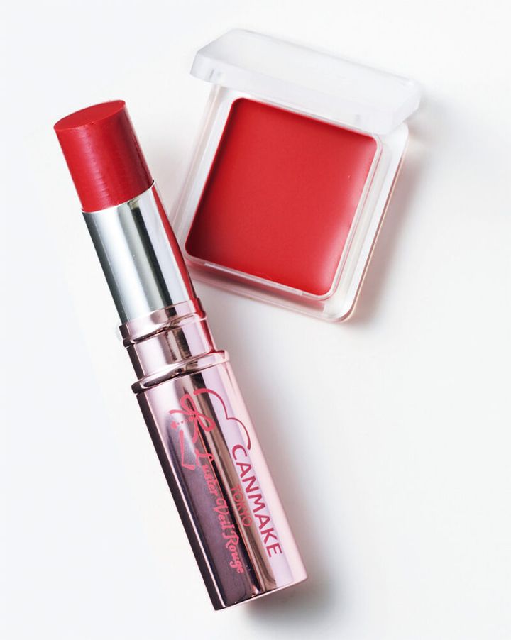 （右）透明感のある赤。しっとりとした感触でカサつき唇にも密着。ちふれ リップ ＆ チークバーム RD10 ￥550／ちふれ化粧品 （左）フランボワーズのようにジューシーな発色。キャンメイク ラスターヴェールルージュ 02 ￥1,298／井田ラボラトリーズ