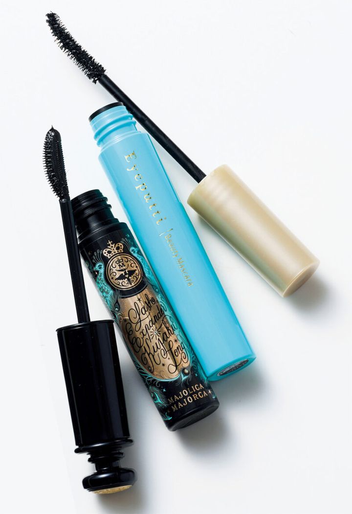 （右）なぎなた型ブラシが目頭、目尻の短いまつ毛もキャッチ。アイプチ ひとえ・奥ぶたえ用マスカラ リッチブラック ￥1,320／イミュ （左）美しいロングまつ毛を実現。マジョリカ マジョルカラッシュエキスパンダー 孔雀ロング BK999 ￥1,650（編集部調べ）／資生堂