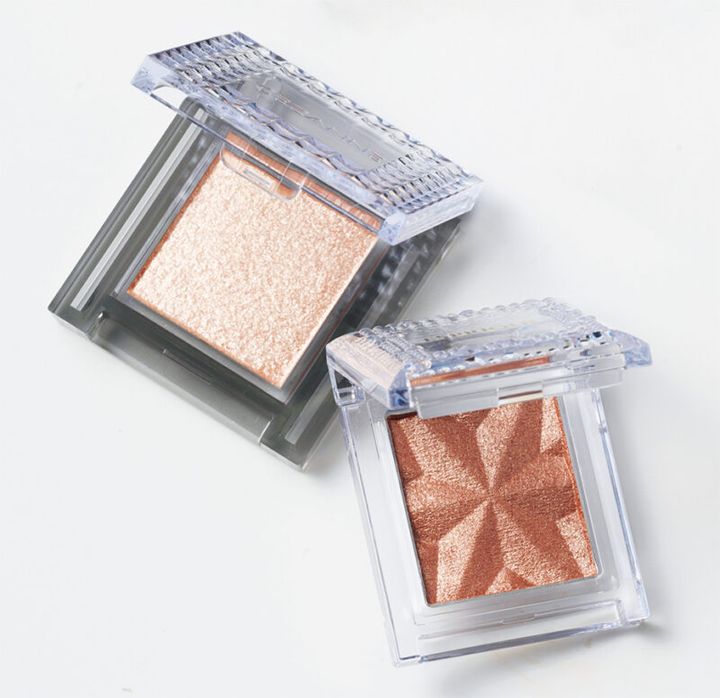 （右）温かみのあるブラウン。天然ダイヤモンドと真珠を砕いたパウダーがきらめく。エスプリーク セレクト アイカラー NBR302 ￥880（編集部調べ）／コーセー （左）ラメベージュ。密着性が高くラメが落ちにくい。セザンヌ シングルシャイニーアイシャドウ 01 ￥550／セザンヌ化粧品