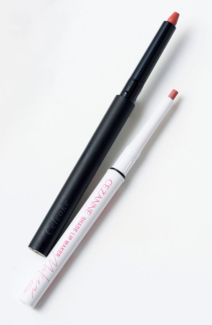 （右）ほんのりくすんだベージュピンクで、唇の輪郭そのもののように仕上がる。セザンヌ 影色リップメイカー 02 ￥660／セザンヌ化粧品 （左）程よく血色感を演出する、まろやかなレッドブラウン。にじみにくい処方。セルヴォーク ドローイング リップペンシル 01 ￥3,080／セルヴォーク