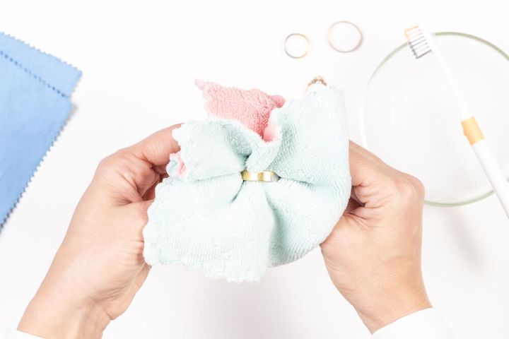 地金リングをお手入れする様子