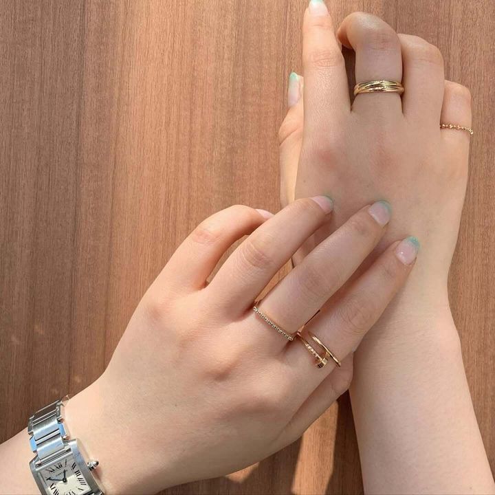 カルティエの地金リングをコーディネートした女性