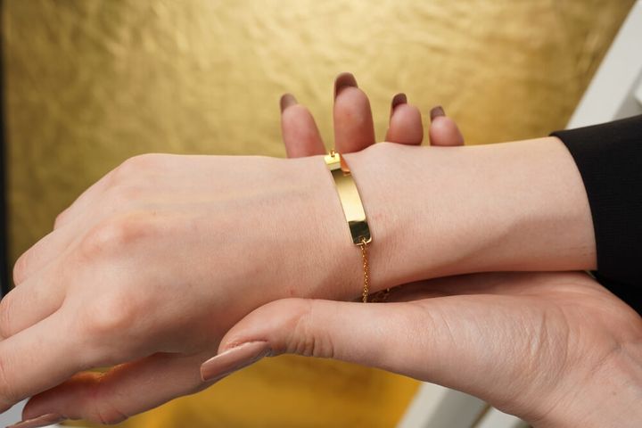 高級感溢れるブレスレットを着けた女性