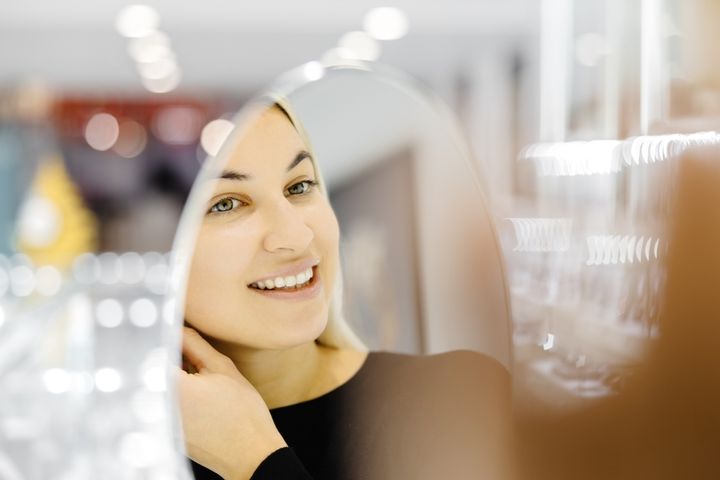 お店のピアスを鏡で確認する女性