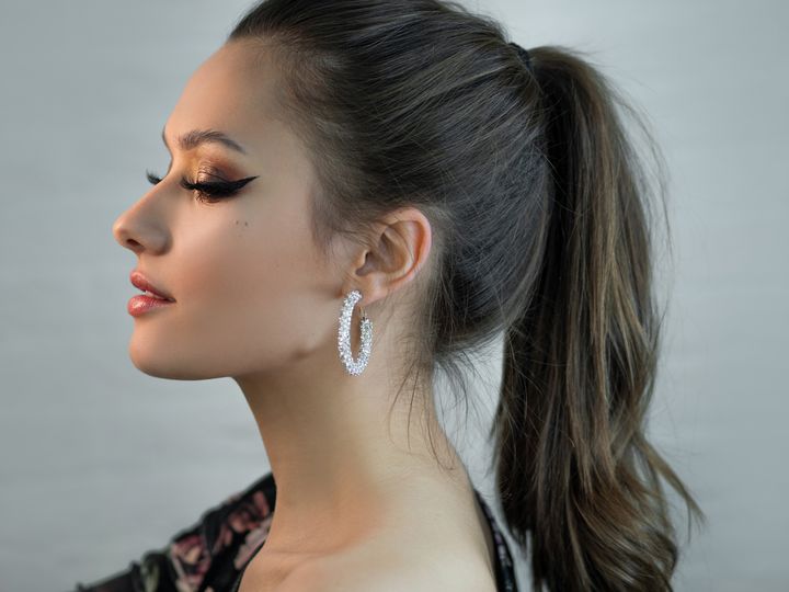 ピアスを着けたポニーテールの女性