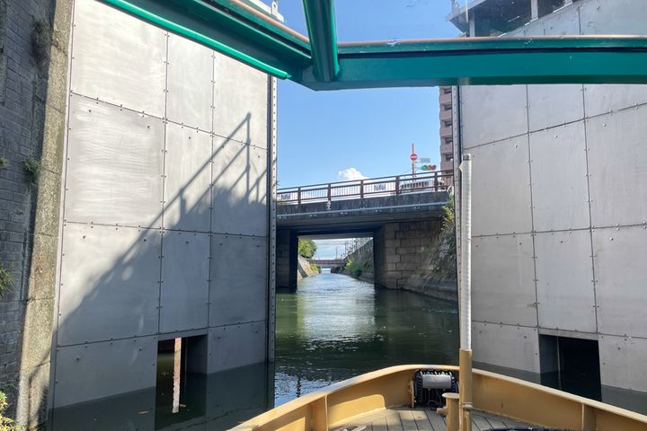 水門を開閉することで疏水と琵琶湖の水位差を調整する大津閘門