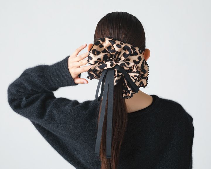 スカラップ刺繍を施した視線を集めるシュシュ