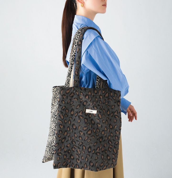 起毛感のある素材がかわいい。A4サイズも余裕で入るサイズ感が嬉しい。