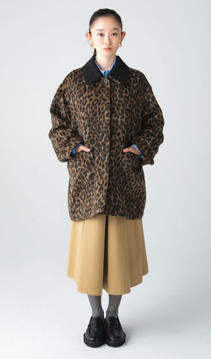 レザー調の襟でクラシックな印象に