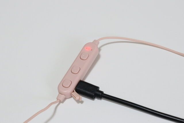 オーロラカラーワイヤレスイヤホン（BT007、ルミナスピンク） 充電