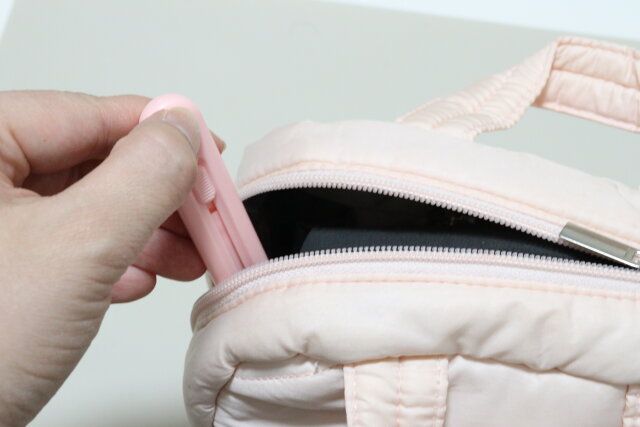 セリアのコンパクトなスライド式かみそり セーフティーガード付き 2P