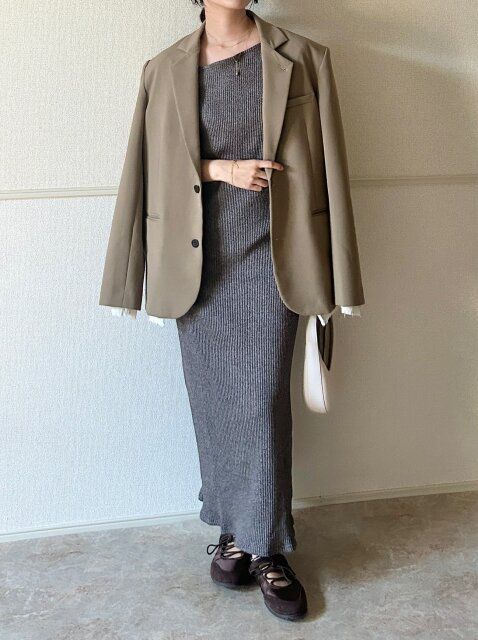 Style①きれいめワンピにスニーカーで抜け感を