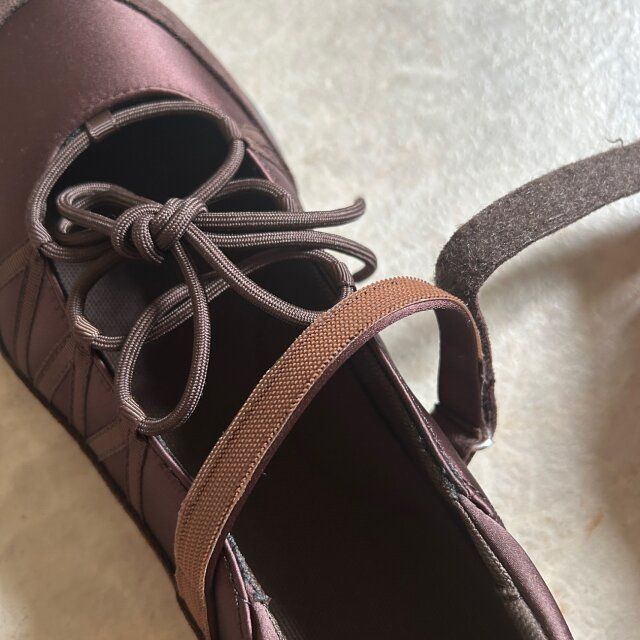 ストラップはマジックテープ式