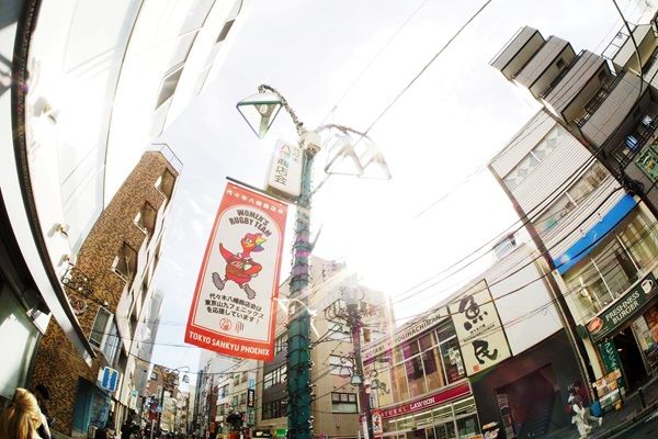 【東京都渋谷区】女子ラグビーチーム「東京山九フェニックス」が代々木八幡商店街にチームフラッグ掲出