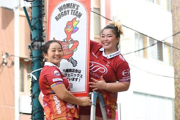 【東京都渋谷区】女子ラグビーチーム「東京山九フェニックス」が代々木八幡商店街にチームフラッグ掲出