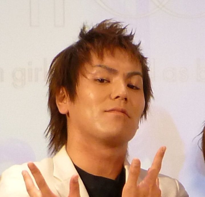 ハロウィンの夜、お笑いタレント・狩野英孝さん（43）が披露したまさかのコスプレ姿に多くの反響が集まっています。