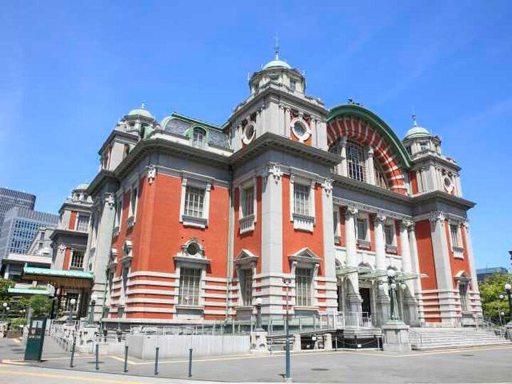 バラが見頃♪自然もレトロ建築も楽しめる中之島さんぽ